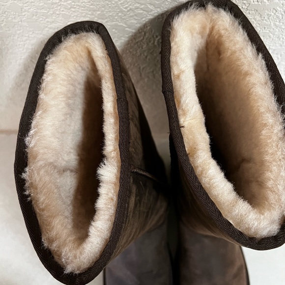 Woman’s UGG Size 9 tall boot in brown leather
These are in very good condition. - Picture 3 of 6